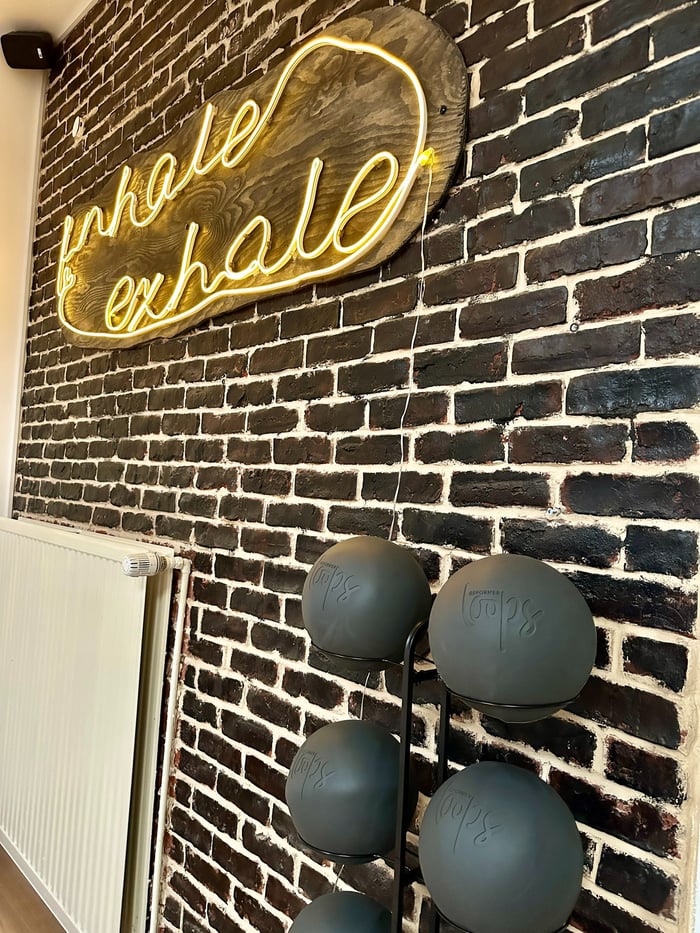 Neon-Schriftzug inhale exhale an der Backsteinwand